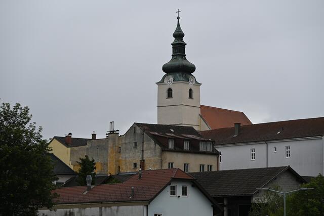 Die Pfarrkirche überragt die Häuser