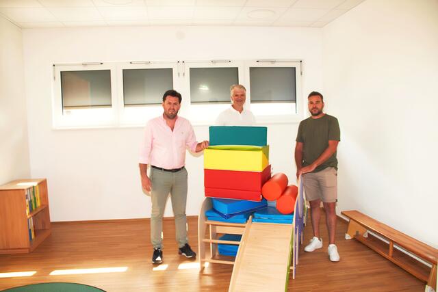 Modern und zeitgemäß ausgestattet präsentiert sich der Bildungscampus Pannonia vor der Eröffnung.
Bgm. Herics, Bgm. Radics und Bauleiter Marco Müllner bei der Führung durch das Haus.