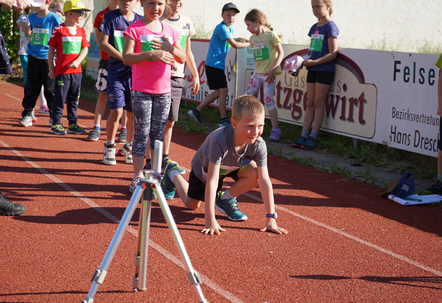 Die Volksschulkinder messen sich in drei Disziplinen: 40-Meter-Sprint, Weitsprung und Weitwurf. 