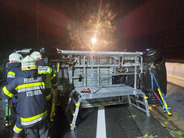Ein Kastenwagen überschlug sich in der Nacht auf Freitag auf der A2 bei Steinberg. | Foto: FF Steinberg