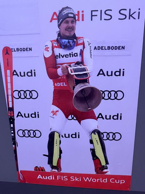 Bild von Manuel Feller bei der Siegerehrung. | Foto: GEPA Pictures/M. Mandl