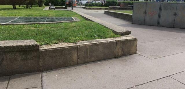 Bei der Beet-Einfassung fehlen einige Steine. Hier sollen Sitzauflagen kommen. | Foto: BV 1