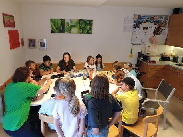 Ein netter gemeinsamer Vormittag von Schülerinnen und Schüler sowie Menschen mit Beeinträchtigung im Lebenshilfe-Wohnhaus Wels. | Foto: Lebenshilfe OÖ