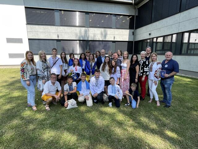 Ein Teil der Gruppe mit Organisatoren, Betreuungsteam und Ehrengästen der Begrüßungsfeier. | Foto: MeinBezirk