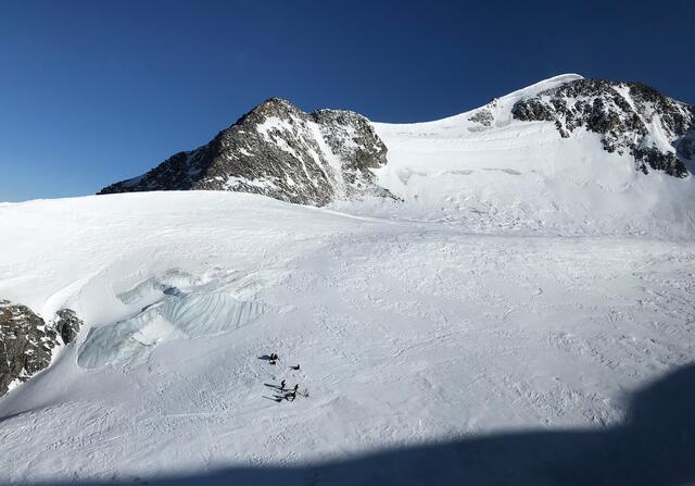 Am Donnerstagnachmittag kam es an der Wildspitze zu einem Bergunfall, bei dem ein 60-jähriger Bergsteiger in eine Gletscherspalte stürzte. Sein Sohn konnte den Sturz zwar abfangen, ihn aber nicht mehr befreien. | Foto: ZOOM.TIROL (Symbolbild)