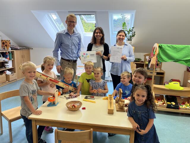 V. l.: Kindergartenvereinsbbmann Ulrich Wolfsmayr, Pädagogin Alessa Daroß und Schriftführerin Jessica Schierhuber präsentieren das MINT-Gütesiegel mit Kindern des Vereinskindergartens Offenhausen. | Foto: Kindergarten Offenhausen