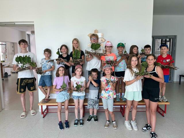 Die fertigen Schiffsbauten der jungen Teilnehmerinnen und Teilnehmer der Kindersommerwoche | Foto: Gertrude Unger