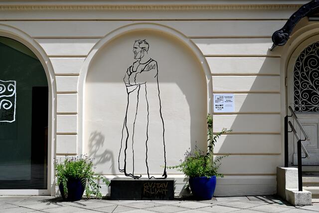 Klimt-Skulptur (Höhe 225 cm ohne Sockel) des bildenden Künstlers Erwin Kastner aus Haag vor der Klimt-Villa in Wien-Hietzing. Durch den Schatteneffekt "bewegt" sich Klimt von links nach rechts. "Es ist ein lebendiges Werk", so Kastner. | Foto: Hans-Peter Kriener