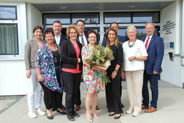 HLW-Schulsprecherin Marlene Auer, StR Dipl.-Päd. Ingeborg Fercher-Doppermann, ehemals Fachvorständin der HLW Braunau, Bezirkshauptmann Mag. Gerald Kronberger, HTL-Direktorin Dr. Gerda Schneeberger, HLW-Personalvertreter Mag. Dr. Bernhard Gärtner, OStR Dr. Annemarie Berschl, SQM Eva Panholzer, MA, Direktor HD Wolfgang Korinek von der Mittelschule Ranshofen, Mag. Astrid Simson, vormals Direktorin der HLW Braunau und Braunaus Bürgermeister Mag. Johannes Weidbacher | Foto: Mag. Johanna Kirmann