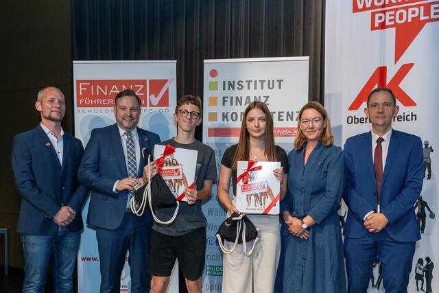 Bundesrat Franz Ebner (ÖVP, in Vertretung von Landesrat Wolfgang Hattmannsdorfer), Ulrike Weiß (Leiterin der Abteilung Konsumentenschutz der Arbeiterkammer OÖ), Schulqualitätsmanager Julian Schreibmüller (Bildungsdirektion OÖ) und Johannes Kletzl, (design. Geschäftsführer der Schuldnerhilfe OÖ), sowie Schüler der PTS Eferding, die den OÖ Finanzführerschein absolviert haben und ihre Lehrkraft. | Foto: Land OÖ/Andreas Krenn