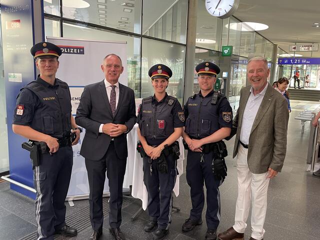 Besuch beim Bürgerservice der Polizei, der am Bahnhof einen Info-Stand ("Coffee with Cops") hatte. | Foto: Zezula