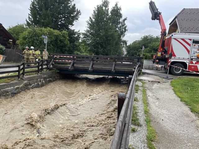 (Symbolfoto/Archivfoto) Bei einem Unwetter-Einsatz im Lungau im Jahr 2022. | Foto: pjw