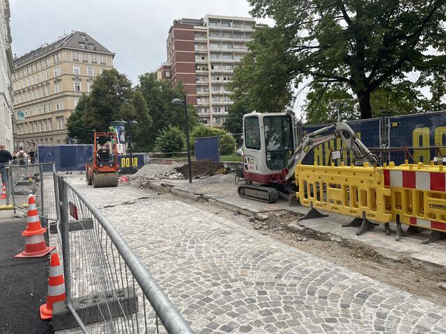 Am Schwedenplatz wird zurzeit auf der Höhe des Morzinplatzes das Pflaster ausgebessert. | Foto: Michael Marbacher