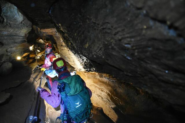 Kälte – Nässe – Dunkelheit – Enge: Die ehrenamtlichen Mitglieder der Höhlenrettung Tirol haben ganz speziell herausfordernde Einsatzgebiete. | Foto: © Land Tirol/Pölzl