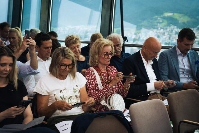 Unternehmerin Elisabeth Gürtler (3. v.l.) und Prinz Michael von Liechtenstein bei der Abstimmung | Foto: Michael Venier