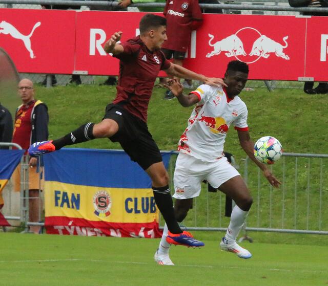 Karim Konate (weiße Dress) gegen Spartaks Jakub Uhrincat 