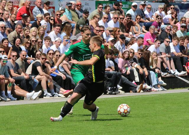 Volle Tribüne im St. Johanner Koasastadion. | Foto: Habison