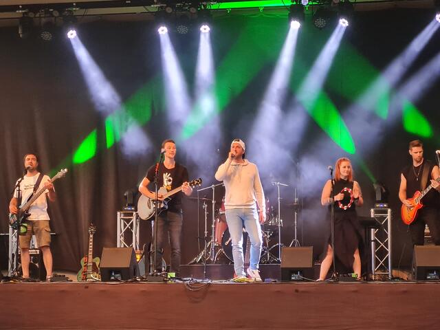 Auch Drummer "Seb" durfte ans Mikro | Foto: Vanessa Giesen