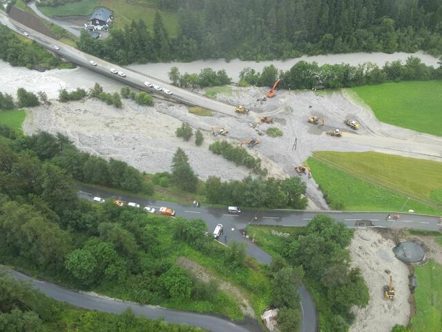 Drohnenaufnahme der B 180 bzw. L 65: Aufräumarbeiten am Fretag, seit Samstag ist die Straße wieder in beide Richtungen befahrbar. | Foto: © Land Tirol