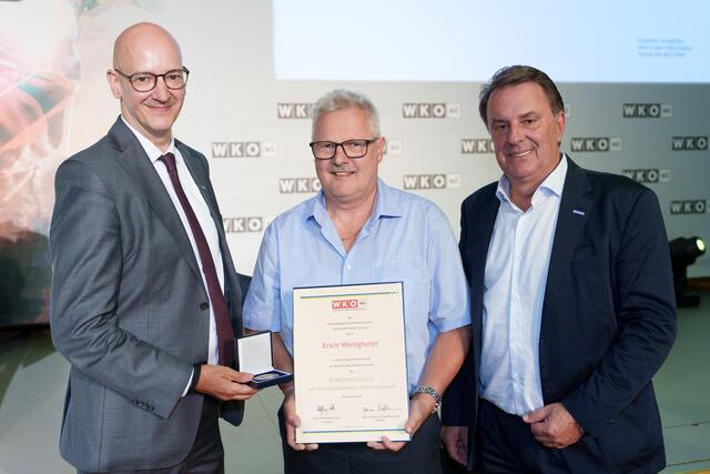 WKNÖ-Direktor Johannes Schedlbauer (l.) und WKNÖ-Präsident Wolfgang Ecker (r.) überreichten Erich Wenighofer die Ehrenmedaille der Wirtschaftskammer NÖ. | Foto: Josef Bollwein