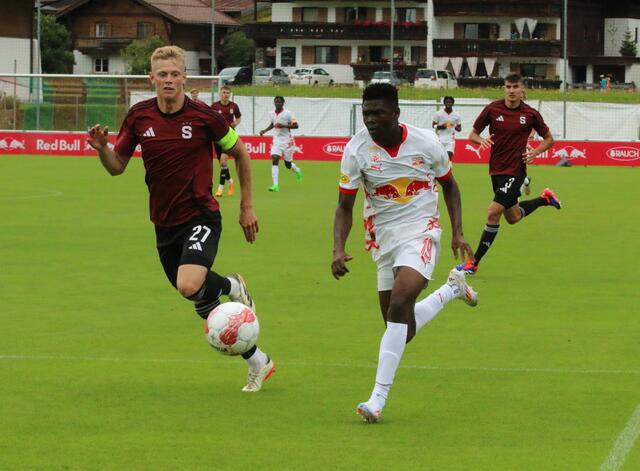 Karim Konate im Duell gegen Spartak-Kapitän Filip Panak 