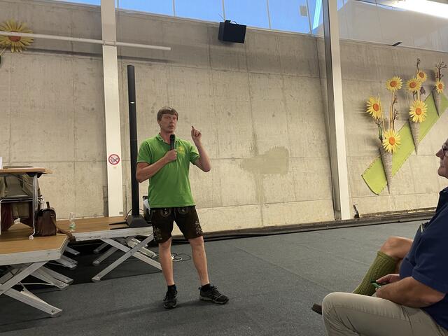 Ex-Aufsichtsrat Günther Jantscher wurde mit tosendem Applaus begleitet. | Foto: Almer