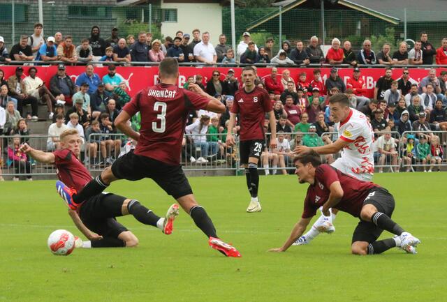 Durchbrach die Prager Mauer als Erster: Oscar Gloukh (rechts, weiße Dress) erzielte den Auftakttreffer für die Bullen zum 1:0