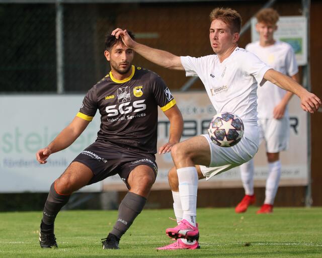 Die Union Eggerding (in Weiß) besiegte den Titelverteidiger UFC Peterskirchen  mit 4:2 und zog ins Viertelfinale ein.  | Foto: Reinhard Schröckelsberger