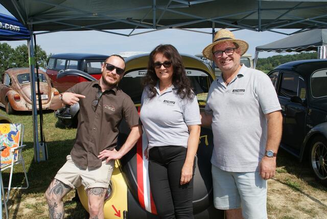Julian Weber, Elvira und Karl Neubauer vom Käferstammtisch in Jennersdorf. | Foto: Anna Kaufmann