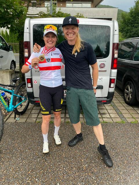 Laura Stigger, hier mit Mechaniker Peter Felber, kehrte mit zwei Meistertrikots aus der Steiermark zurück. | Foto: sportszene.tirol