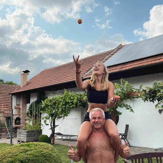 Auch Spaß muss sein. Sigrid und Papa Ernst | Foto: Winzerhof Scheuer