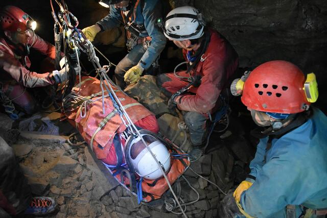 Die verletzte Person wird erstversorgt und anschließend in einer speziellen Trage geborgen. | Foto: © Land Tirol/Pölzl