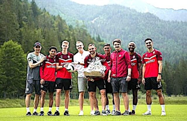 TVB PillerseeTal sagt Danke an Royal Antwerp FC (zum 3. Mal Trainingslager in Waidring). Head Coach Jonas de Roeck, Anthony Valencia, Zeno Van Den Bosch, TVB GF Christof Willms, Vicent Janssen, Ayrton Costa, 1. Obmann-Stv. SK Waidring Manuel Köck, Denis Odoi, Jelle Bataille. | Foto: TVB PillerseeTal