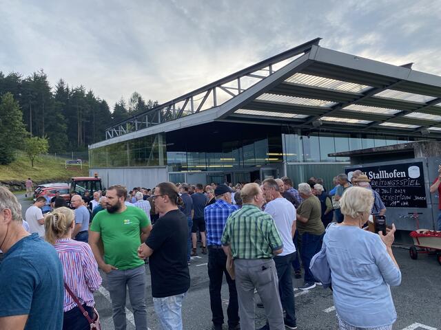 Schon bei der Ankunft brodelte es bei den vielen Gästen. | Foto: Leinfellner