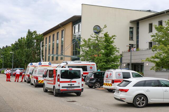 Zahlreiche Einsatzkräfte waren vor Ort, um die 61 Bewohnerinnen und Bewohner des Alten- und Pflegeheimes Zell an der Pram zu evakuieren. | Foto: laumat.at/Matthias Lauber