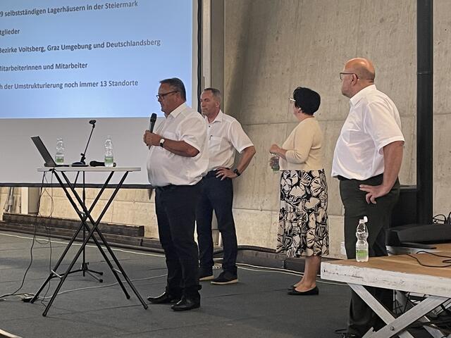 Aufsichtsratsvorsitzender Christian Konrad und Vorstandsvorsitzender Johann Dorner erklärten die Beweggründe. | Foto: Almer