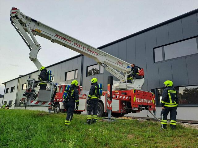 Bei einem Gewerbebetrieb in St. Valentin brannte es im Dach. | Foto: Bfkdo Amstetten