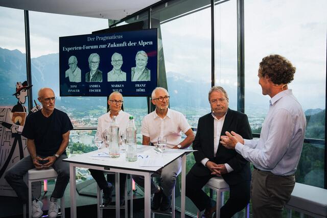 Pragmaticus Experten-Forum zur Zukunft der Alpen am 11. Juli 2024 auf der Bergisel-Schanze. Das Podium v.l.n.r.: Skispringer und Sportwissenschaftler Toni Innauer, Glaziologin Andrea Fischer, der Vizepräsident des Alpenvereins, Markus Welzl, und Seilbahnunternehmer Franz Hörl. Andreas Schnauder, Chefredakteur des Pragmaticus, moderierte die Diskussion. | Foto: Michael Venier