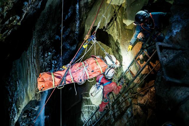 Mithilfe von Schräg- und Hilfsseilbahnen wurde die verletzte Person aus einem 25 Meter tiefen Schacht nach oben befördert. | Foto: © Land Tirol/Rauch