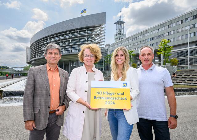 Sozial-Landesrätin Christiane Teschl-Hofmeister (2.v.l.) mit dem Team der NÖ Pflegehotline: Pflegehotline-Leiter Gerhard Heilig, Ines Frank und Gerhard Wiedra | Foto: NLK Burchhart