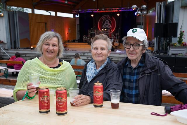 V.re.: Udo Stiasny, Edith und Leopoldine Weissbriacher genossen den Abend mit irischem Bier.