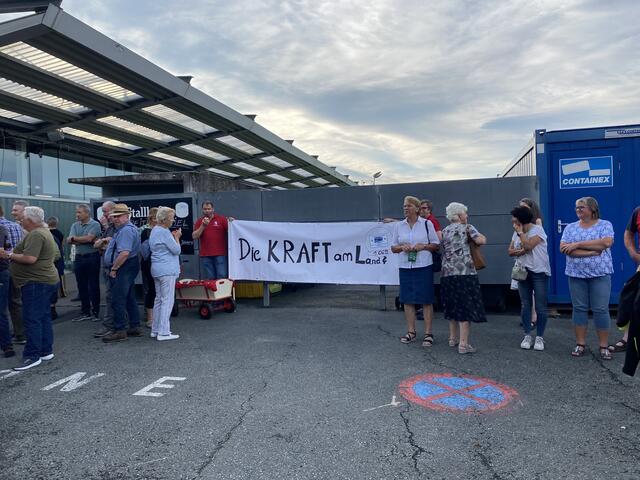 Mehrere Oppositionsparteien protestierten mit Plakaten. | Foto: Leinfellner