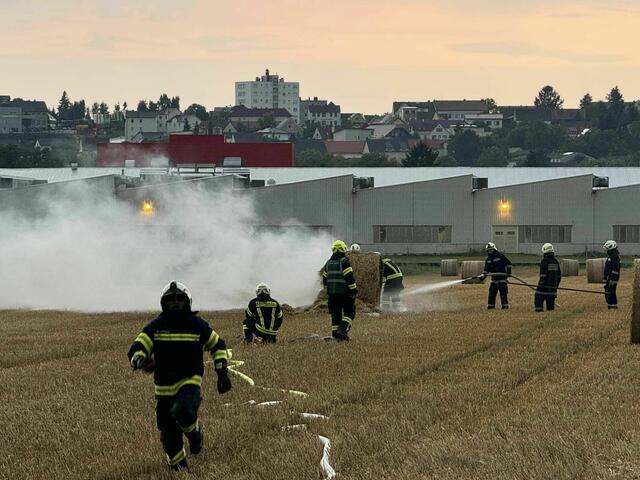 Die Feuerwehr Großpetersdorf rückte zu einem Strohtristenbrand aus. | Foto: SJF