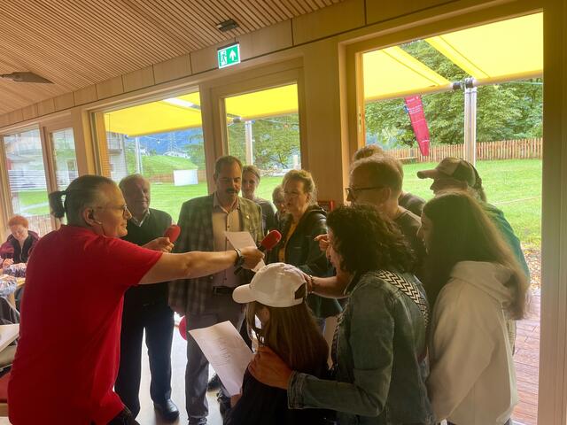 Aus den Besuchern auf Burg Trautson formte sich sogar ein Radio-Tirol-Chor. | Foto: Mair