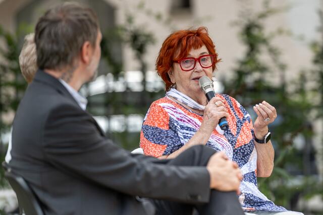 Valie Export bei der Ausstellungseröffnung im Keltenmuseum | Foto: Adi Aschauer