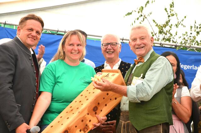 Bürgermeister, Landtagspräsident und Ehrenobmann zeichnen Melanie Steiner aus