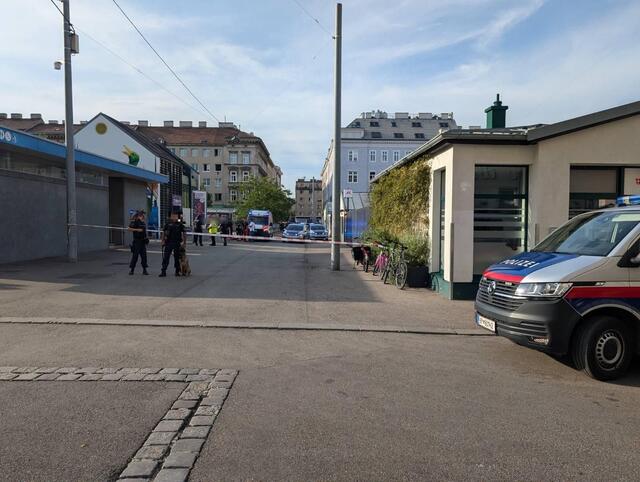 Mehrere Kräfte der Polizei sowie Rettung sind vor Ort. | Foto: zVg