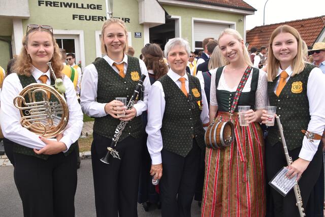 Die Musikerinnen und Musiker asu Müllendorf feierten ihr 60-jähriges Jubiläum  | Foto: Stefan Schneider