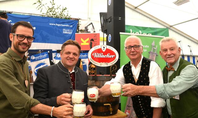 Genießen das frisch angezapfte Bier: Sebastian Schuschnig, Gerhard Altziebler, Reinhart Rohr und Günter Sonnleitner
