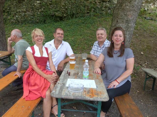 Musikliebhaber:innen versammelten sich auf der atemberaubenden Burgruine um die Musik zu genießen. 